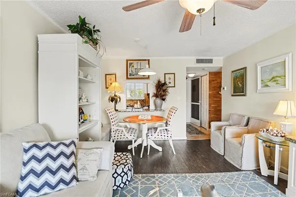 $1,500 | 200 Forest Lakes Boulevard, Unit 305, Naples, FL 34105