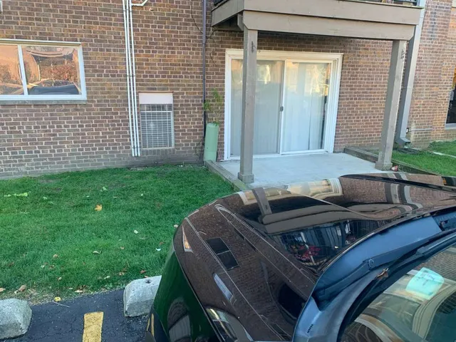 a view of a house with backyard