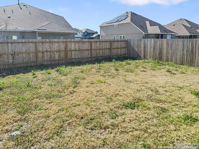 a view of a backyard
