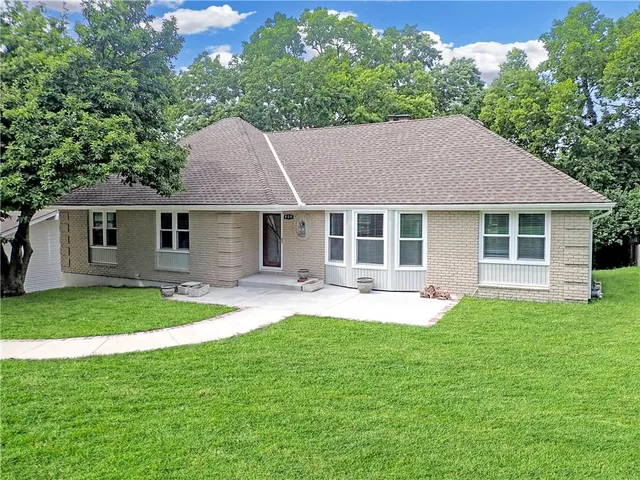 $515,000 | 404 Northwest Briarcliff Road, Kansas City, MO 64116