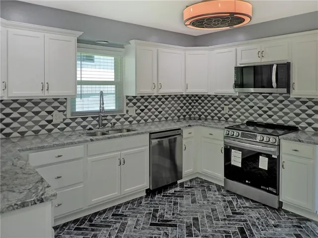 $515,000 | 404 Northwest Briarcliff Road, Kansas City, MO 64116