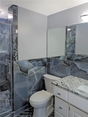 $515,000 | 404 Northwest Briarcliff Road, Kansas City, MO 64116