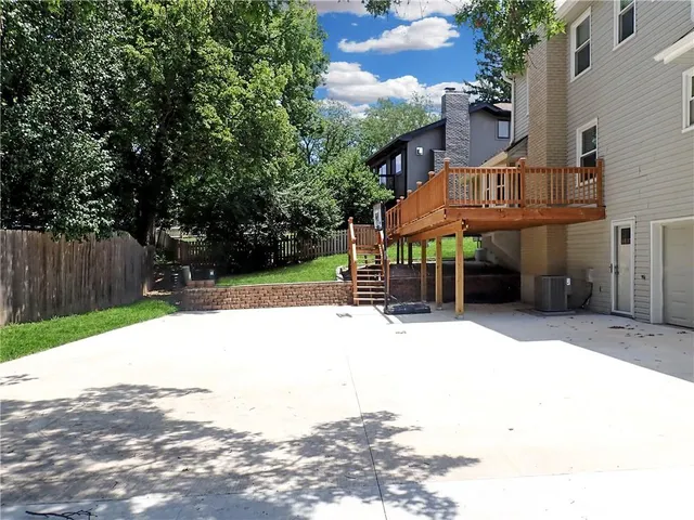 $515,000 | 404 Northwest Briarcliff Road, Kansas City, MO 64116