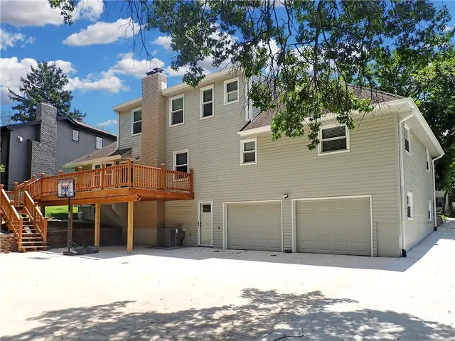 $515,000 | 404 Northwest Briarcliff Road, Kansas City, MO 64116