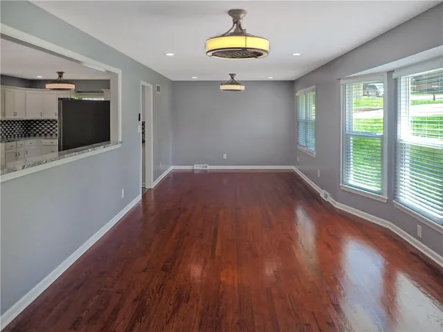 $515,000 | 404 Northwest Briarcliff Road, Kansas City, MO 64116