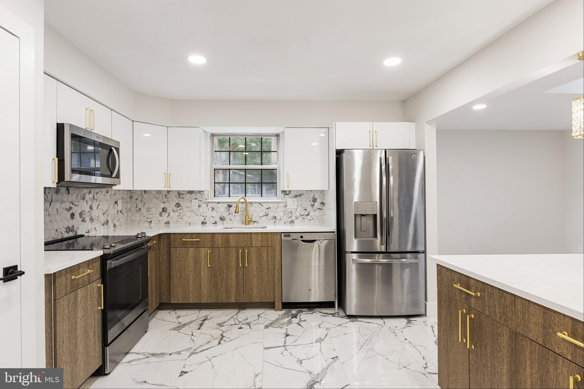 13 Hunter Court Atco, NJ 08004 - Photo 13 of 36 Abundant designer cabinets with Quartz countertops