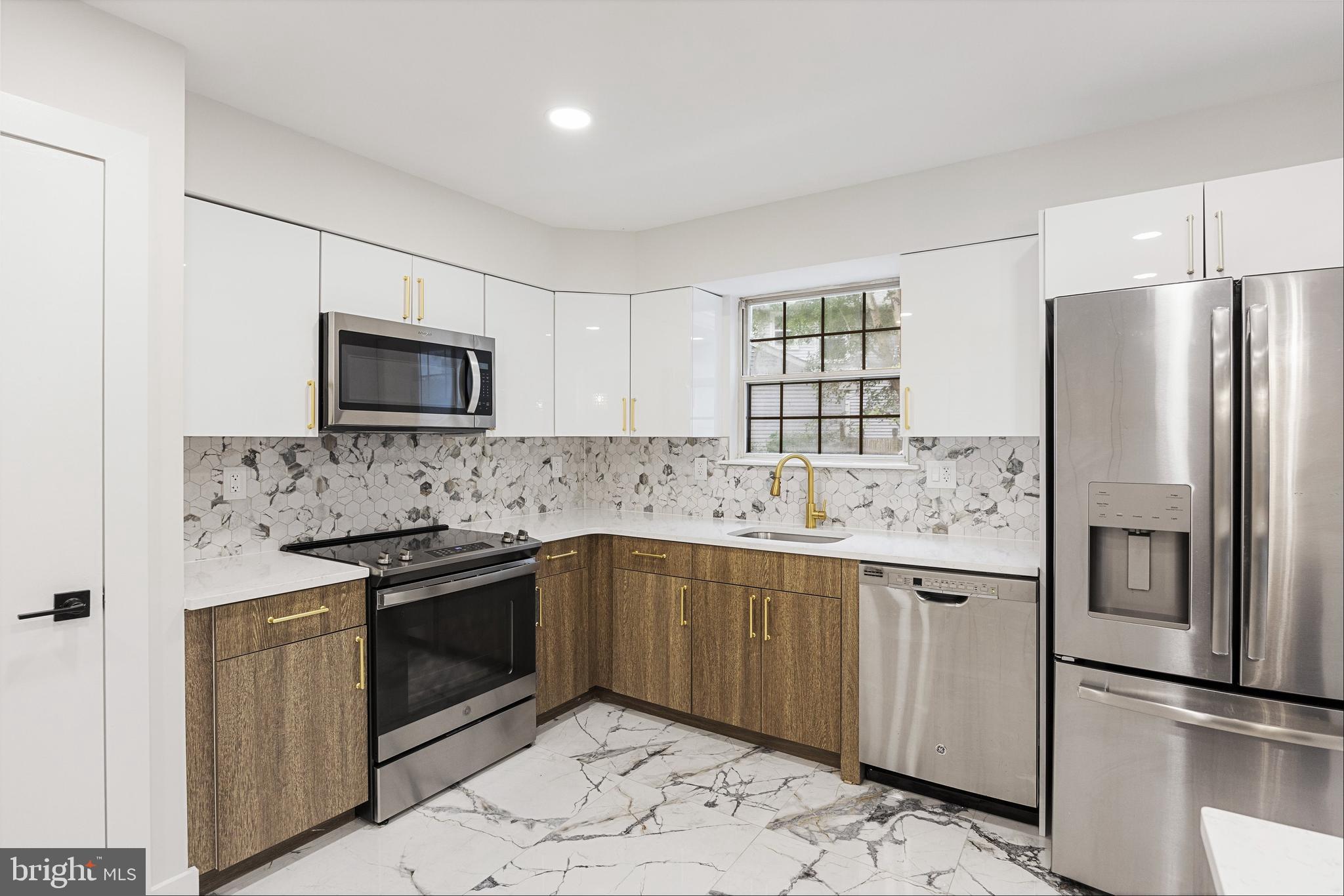 13 Hunter Court Atco, NJ 08004 - Photo 14 of 36 Brand new high end SS appliances, marble floor