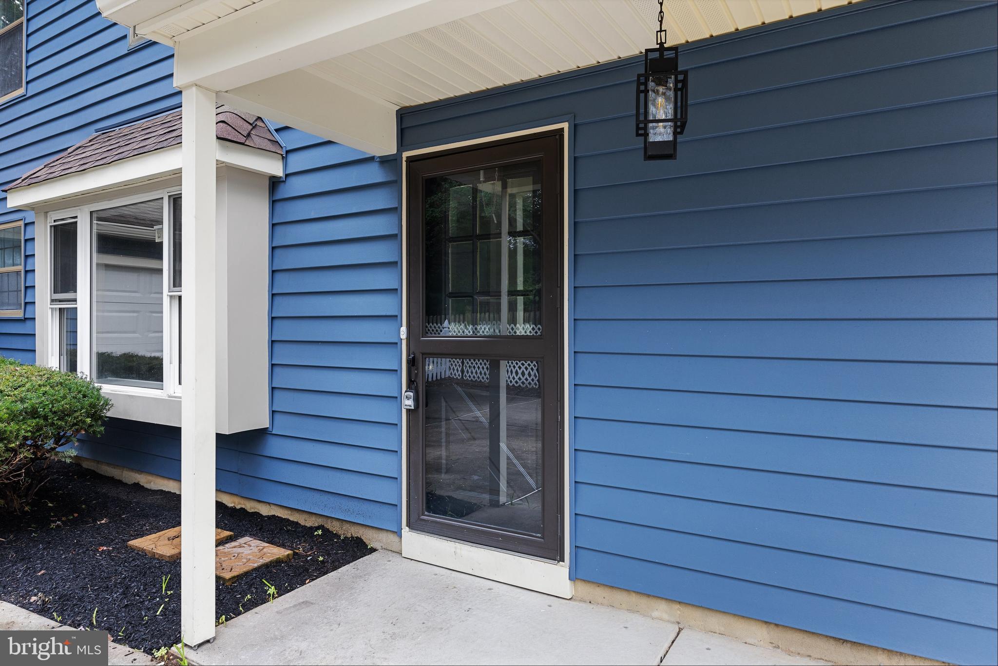 13 Hunter Court Atco, NJ 08004 - Photo 4 of 36 Crisp blue maintenance free siding