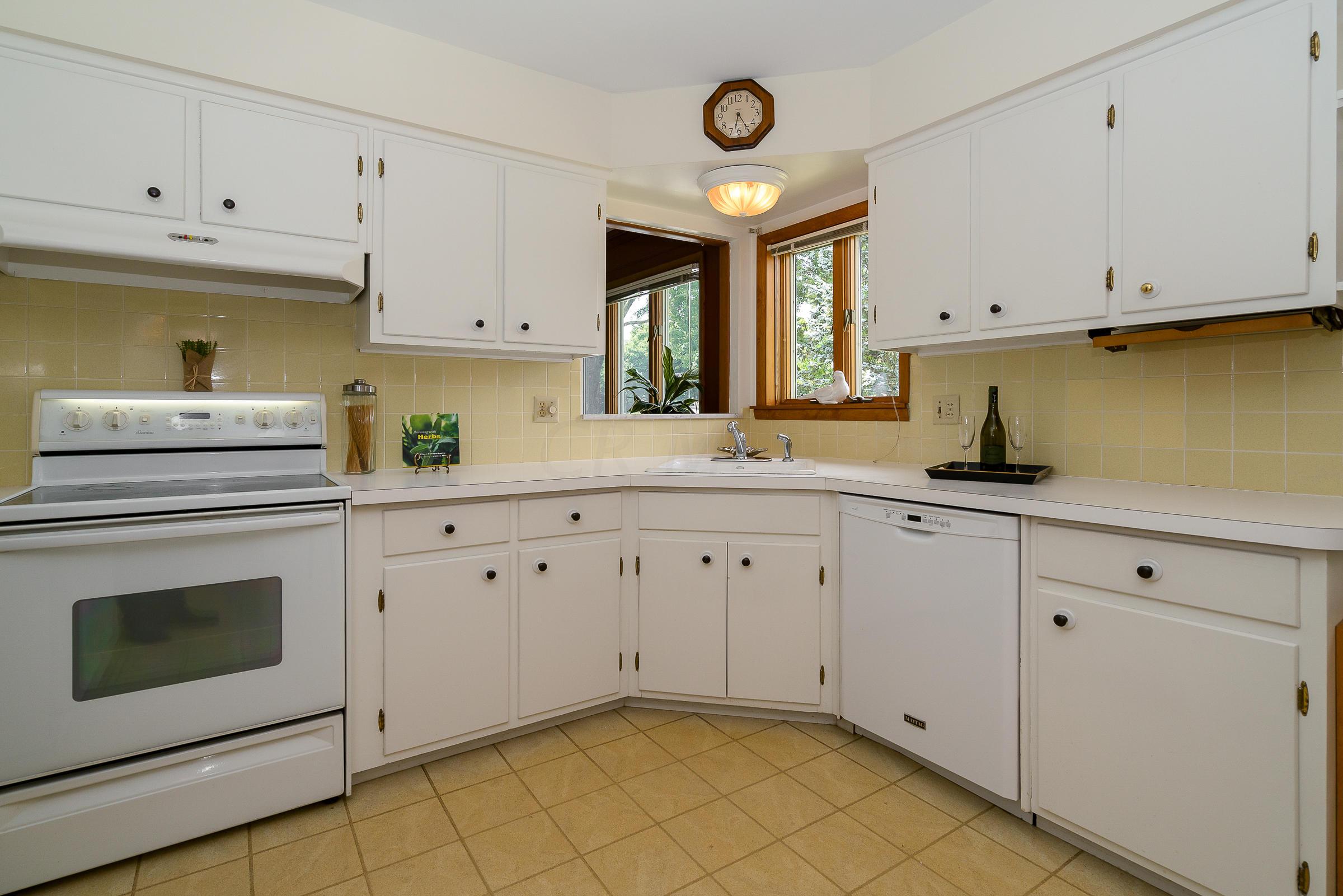 2057 Middlesex Road Columbus, OH 43220 - Photo 11 of 30