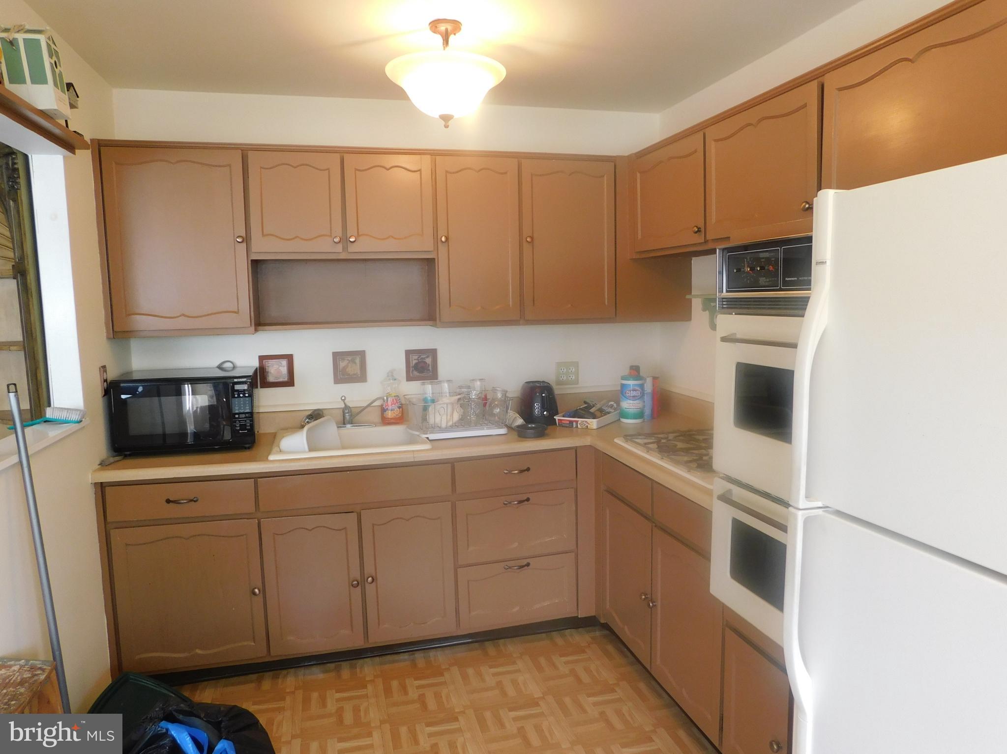 12807 Dunks Ferry Road Philadelphia, PA 19154 - Photo 10 of 25 Kitchen