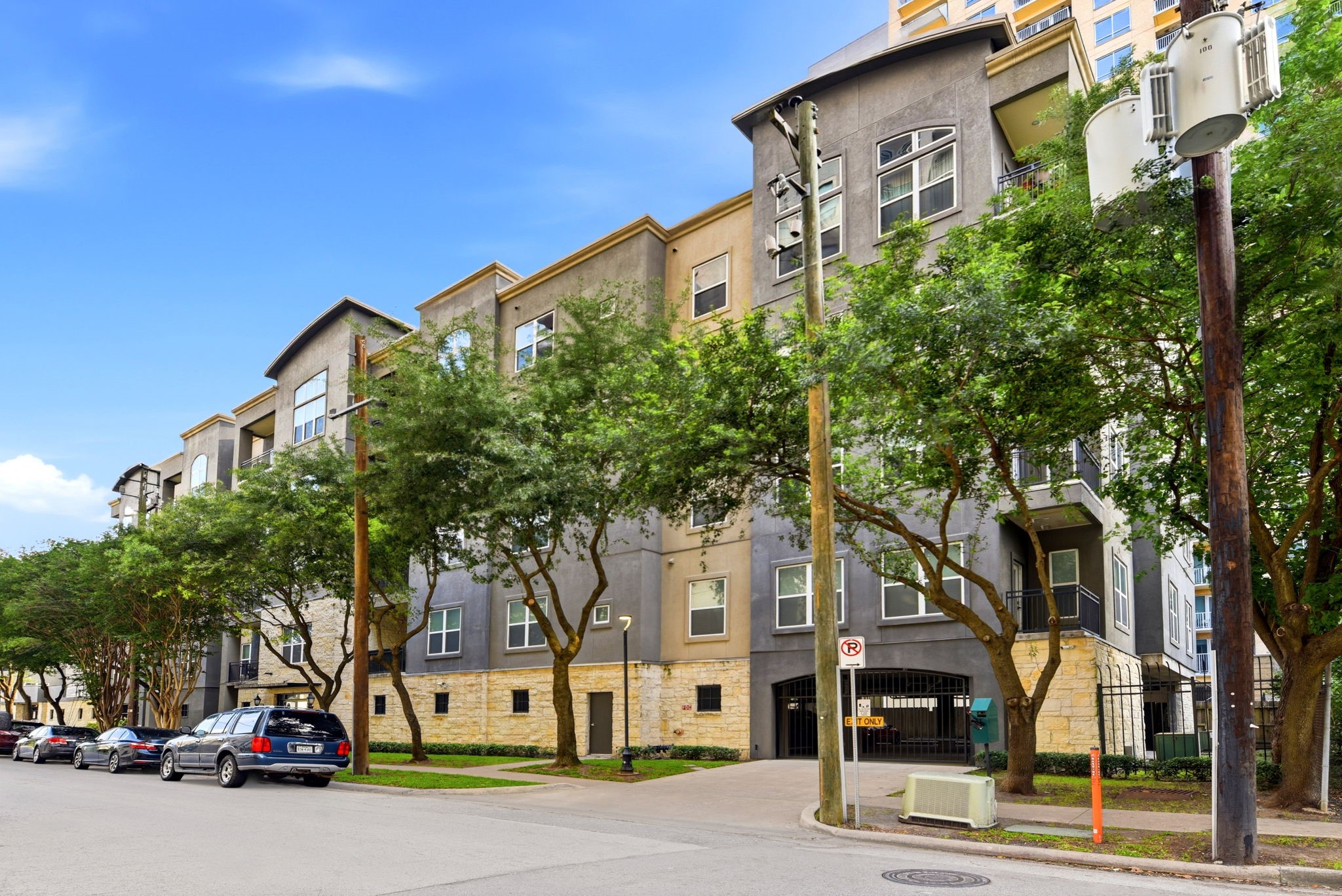 1010 Rosine Street, Unit 43 Houston, TX 77019 - Photo 5 of 48 a front view of a building with trees