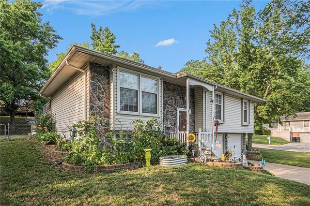 $235,000 | 921 Northeast Locust Drive, Blue Springs, MO 64014