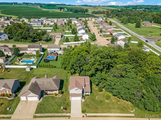 $399,900 | 1235 Castle Green Drive, Waterloo, IL 62298