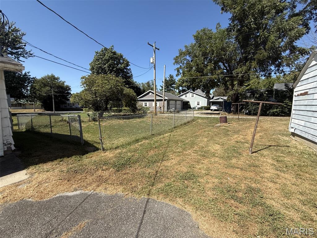 135 West Maple Street Brownstown, IL 62418 - Photo 4 of 21