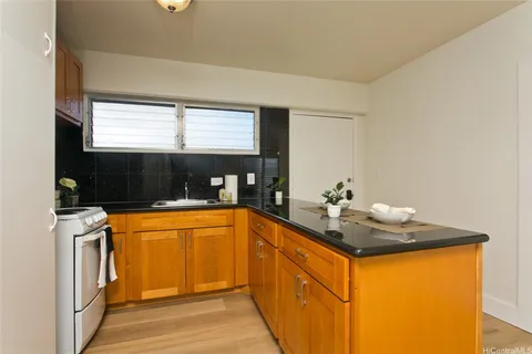 $315,000 | 909 University Avenue, Unit 211, Honolulu, HI 96826
