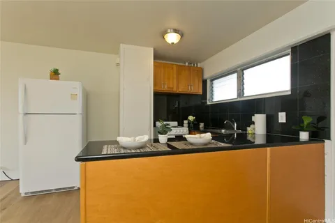 $315,000 | 909 University Avenue, Unit 211, Honolulu, HI 96826