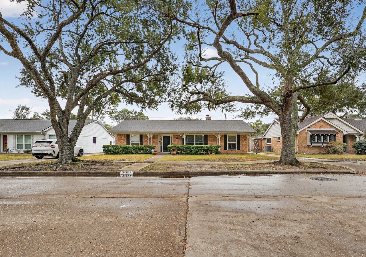 6031 Rutherglenn Drive Houston, TX 77096 - Photo 2 of 27