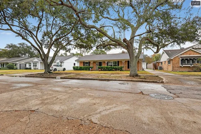 $2,400 | 6031 Rutherglenn Drive, Houston, TX 77096