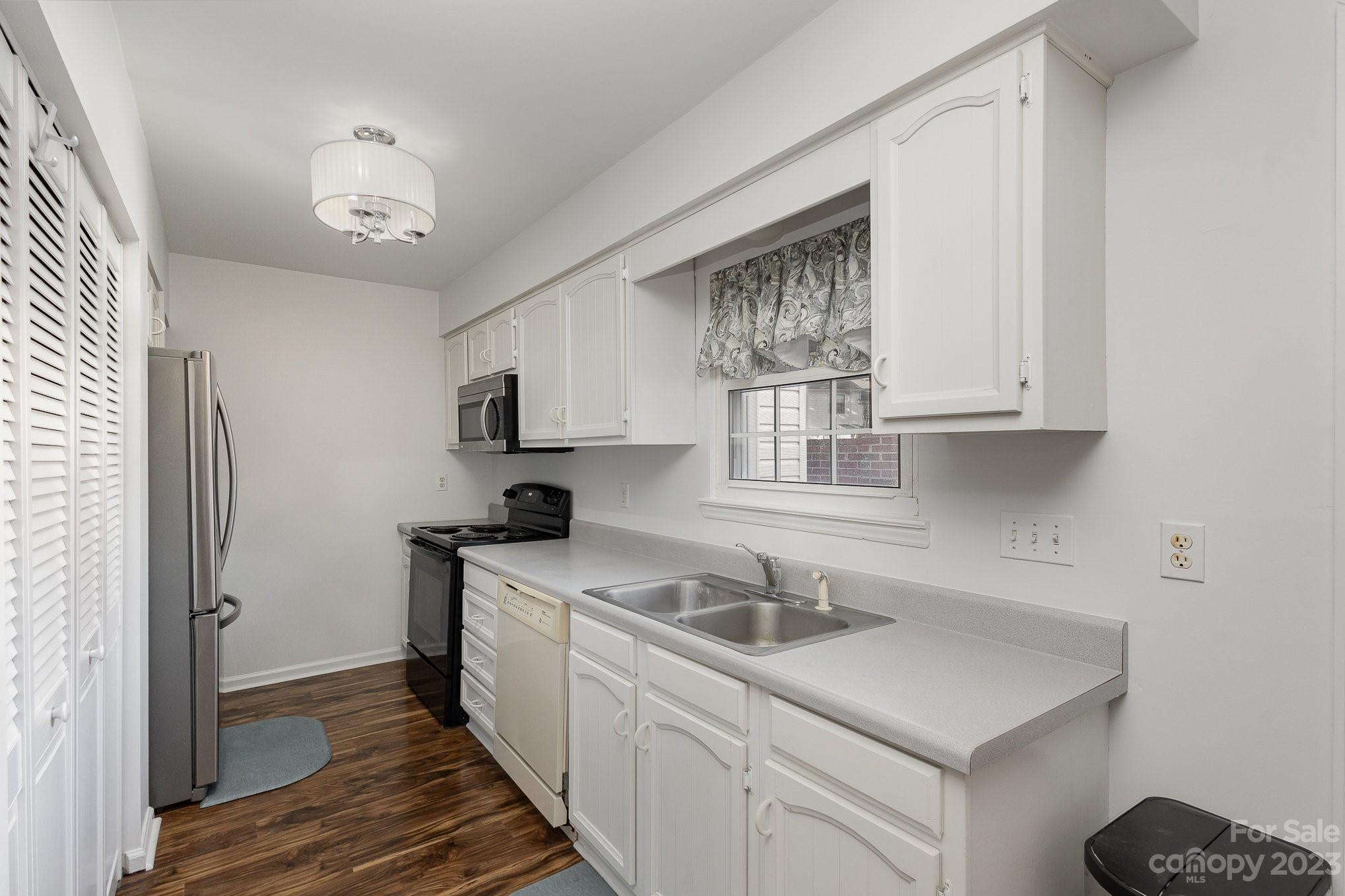 10927 Park Road Charlotte, NC 28226 - Photo 9 of 28 a kitchen with stainless steel appliances granite countertop a sink a stove and a refrigerator