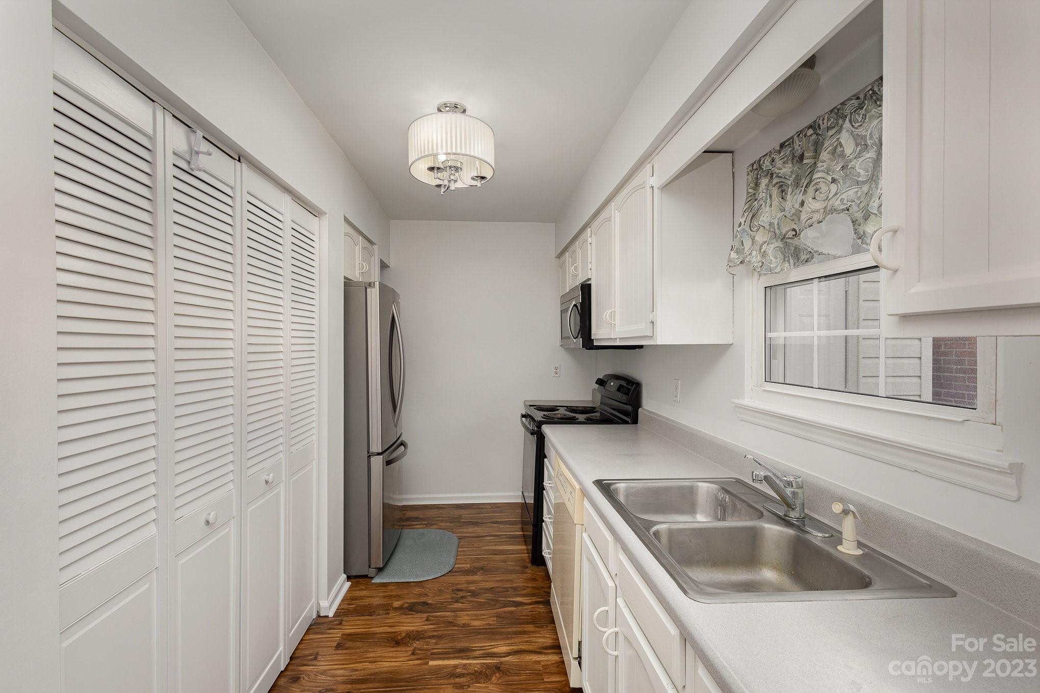 10927 Park Road Charlotte, NC 28226 - Photo 10 of 28 a kitchen with a sink stove and refrigerator