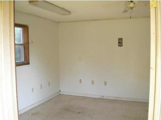 121 Hill Top Road Harrisville, MS 39082 - Photo 3 of 16 interior of office