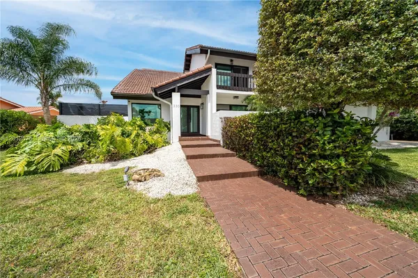 $5,750 | 330 Southwest 133rd Place, Unit 330, Miami, FL 33184
