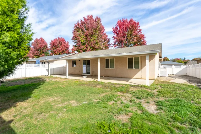a view of a house with a yard