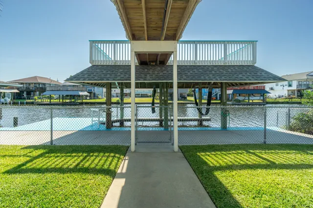 $475,000 | 385 Ling Street, Bayou Vista, TX 77563