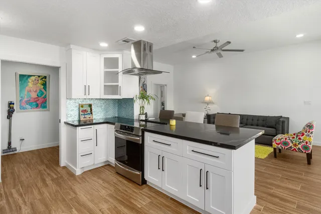 $475,000 | 385 Ling Street, Bayou Vista, TX 77563