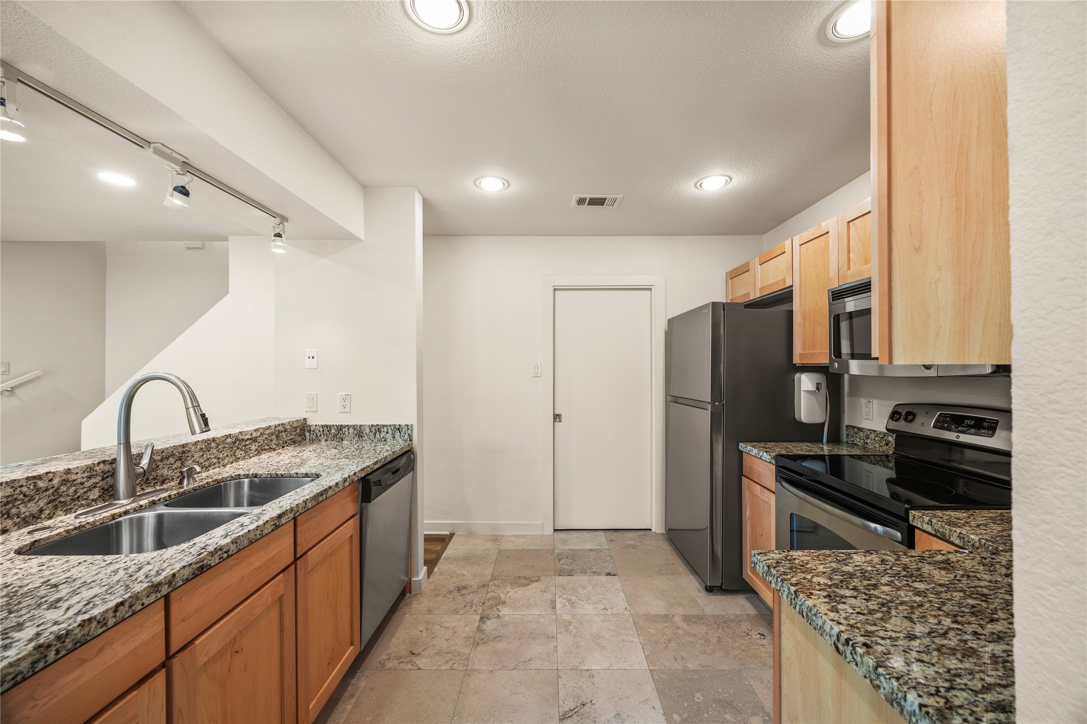 4777 Cedar Springs Road, Unit 8N Dallas, TX 75219 - Photo 23 of 34