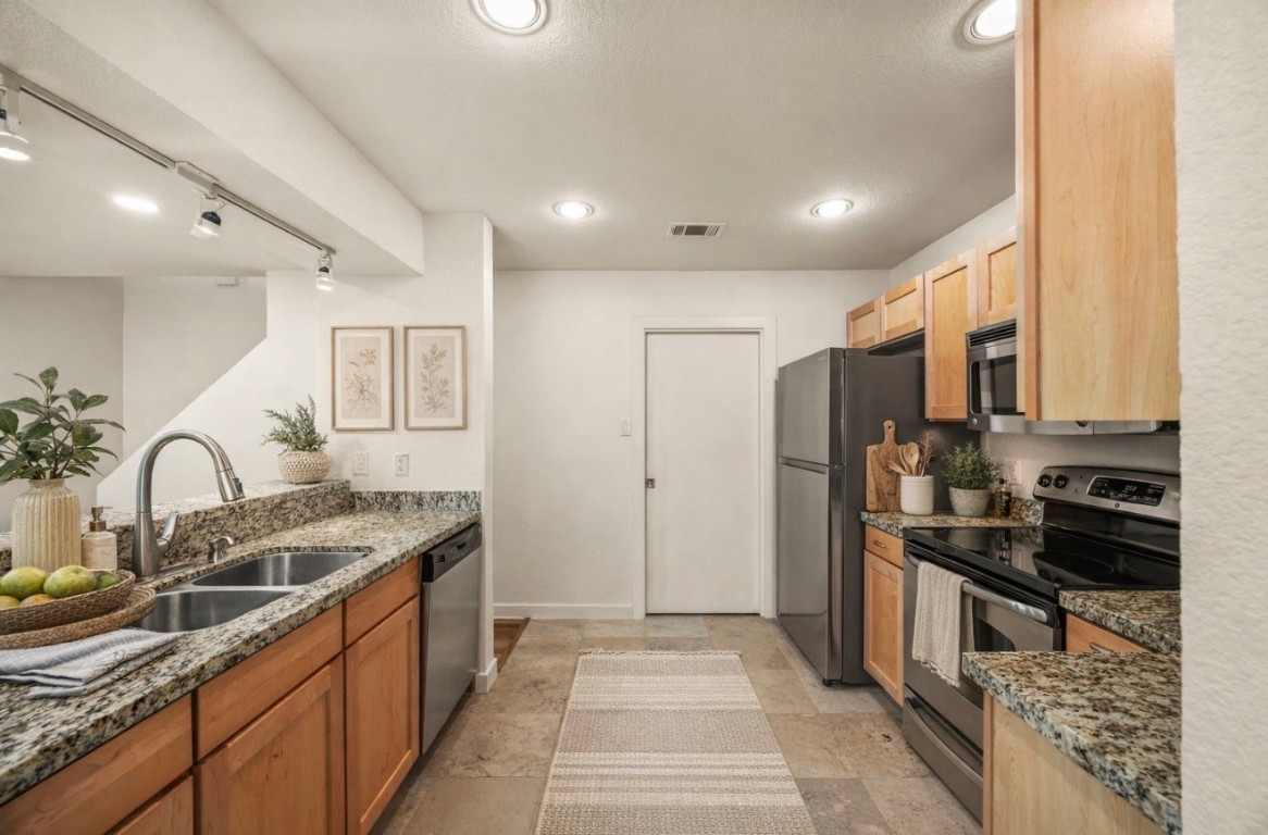 4777 Cedar Springs Road, Unit 8N Dallas, TX 75219 - Photo 5 of 34 Photo is virtually stage