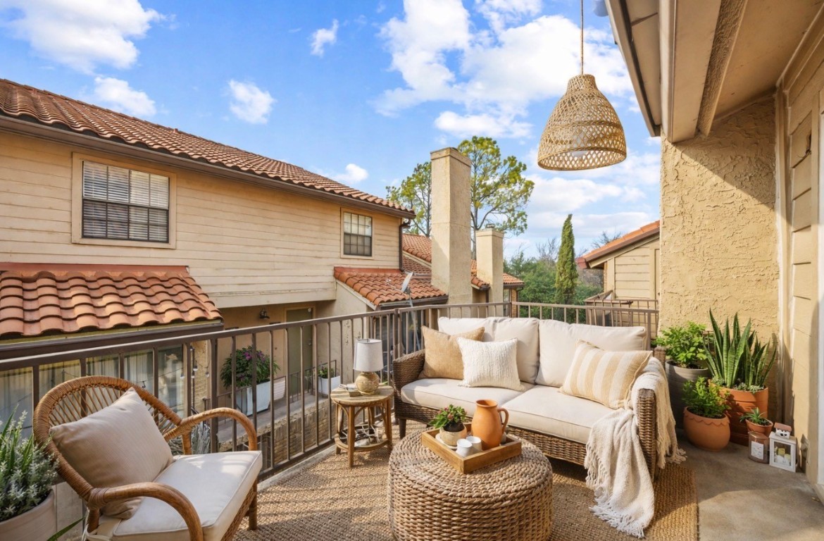 4777 Cedar Springs Road, Unit 8N Dallas, TX 75219 - Photo 10 of 34 Photo is virtually stage