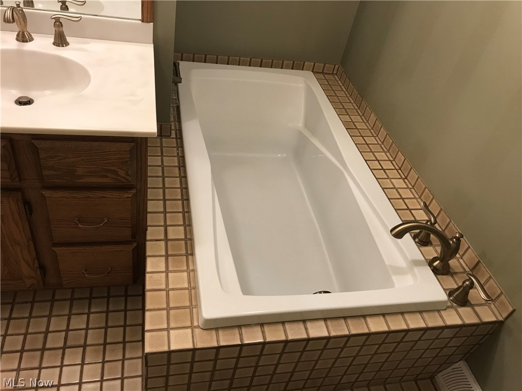 4895 4th Street Northwest Canton, OH 44708 - Photo 19 of 31 Large soaking tub