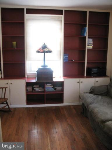 192 Hollen Road Baltimore, MD 21212 - Photo 8 of 20 a living room with a bed furniture and a potted plant
