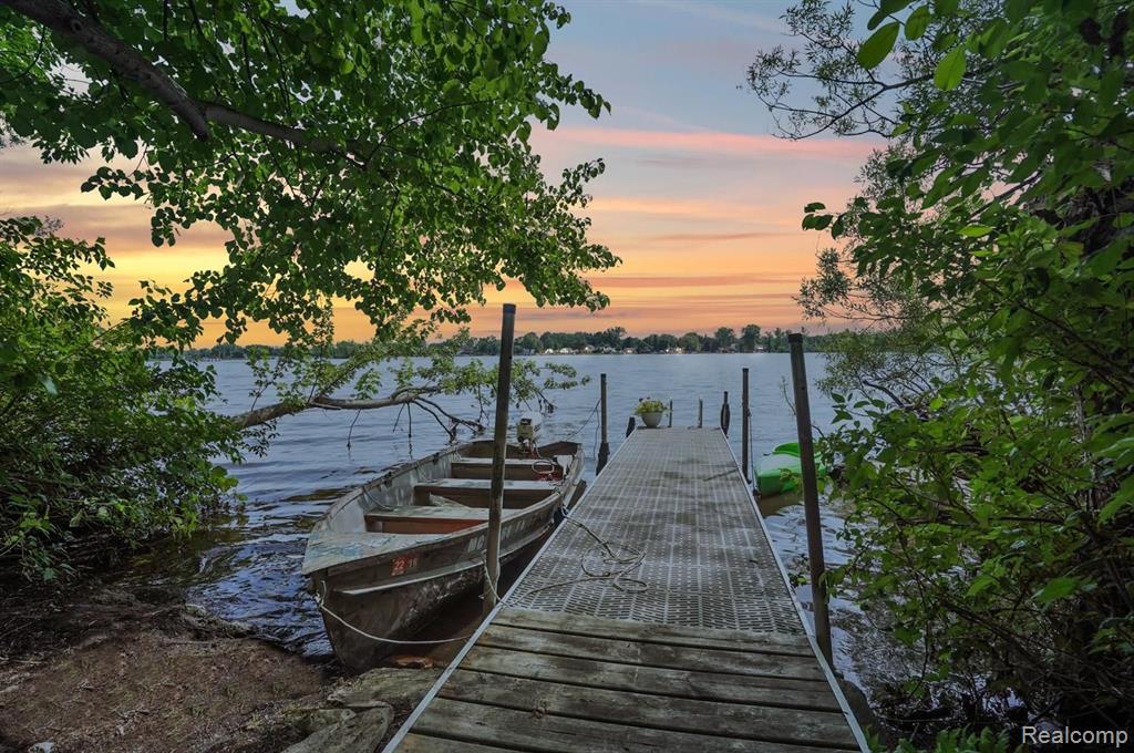 2550 Gale Road, White Lake, MI 48386 Compass