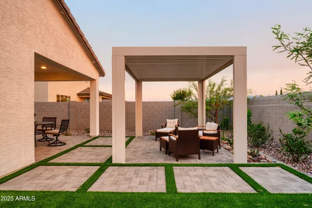 a view of a back yard