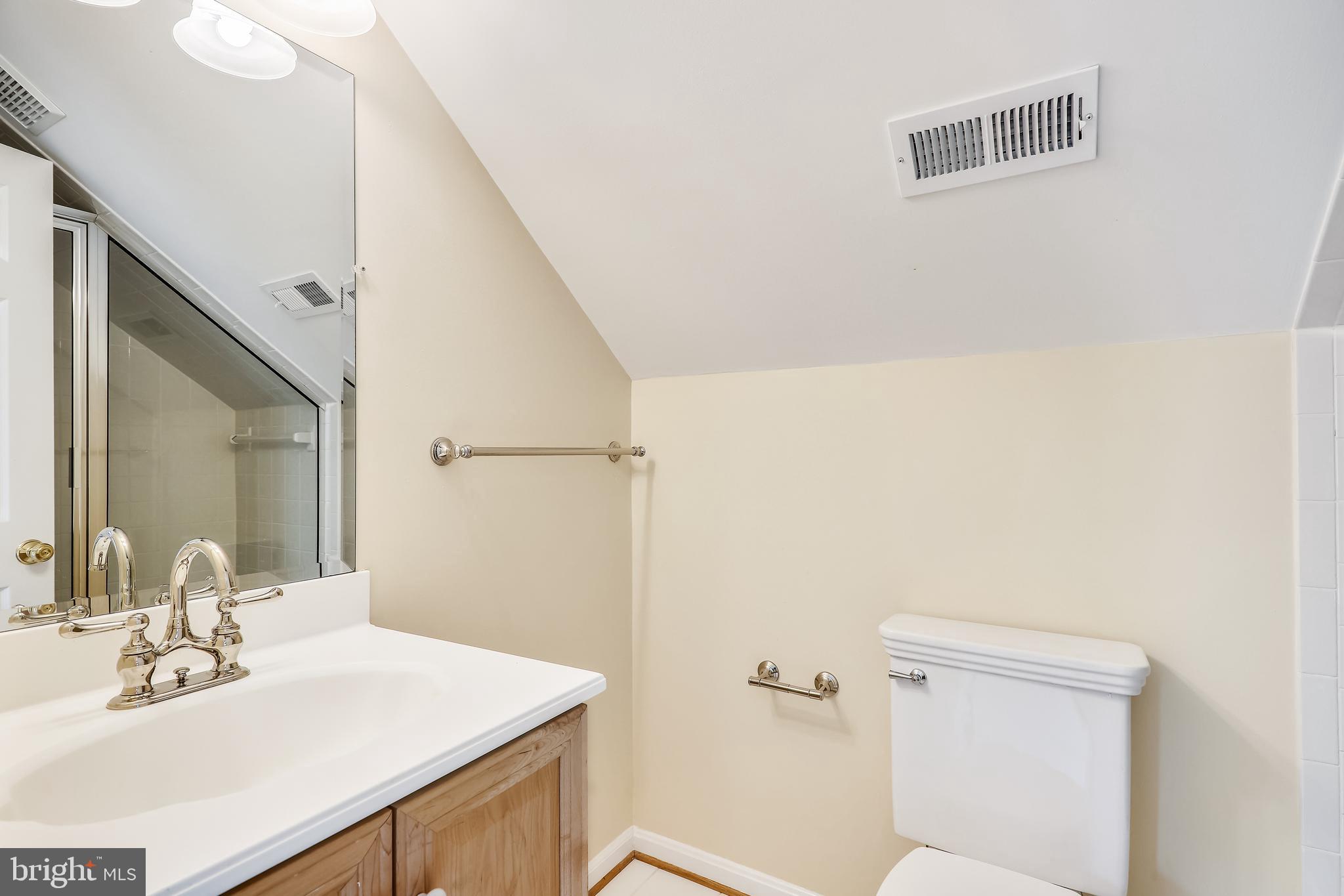 8700 Overlook Road McLean, VA 22102 - Photo 34 of 49 Upper Level 2 Bath