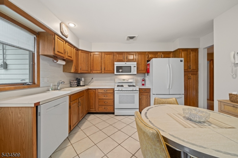 191 Pershing Road Clifton, NJ 07013 - Photo 7 of 25