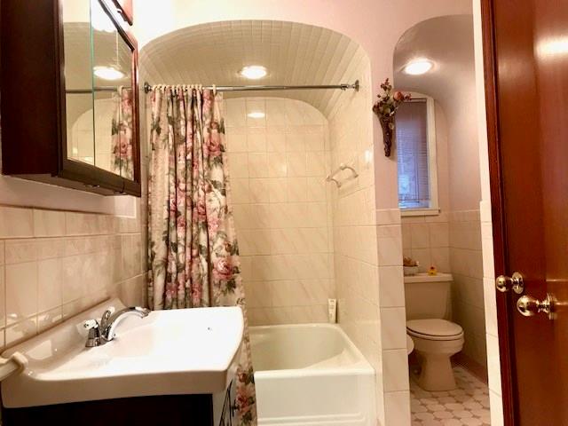 236 Cascade Road Pittsburgh, PA 15221 - Photo 8 of 25 Main bath conveniently located on the first floor. Perfect for main level living. Large closet behind the door as well. Very nice layout and again arches even in the bathroom - such a nice feature.