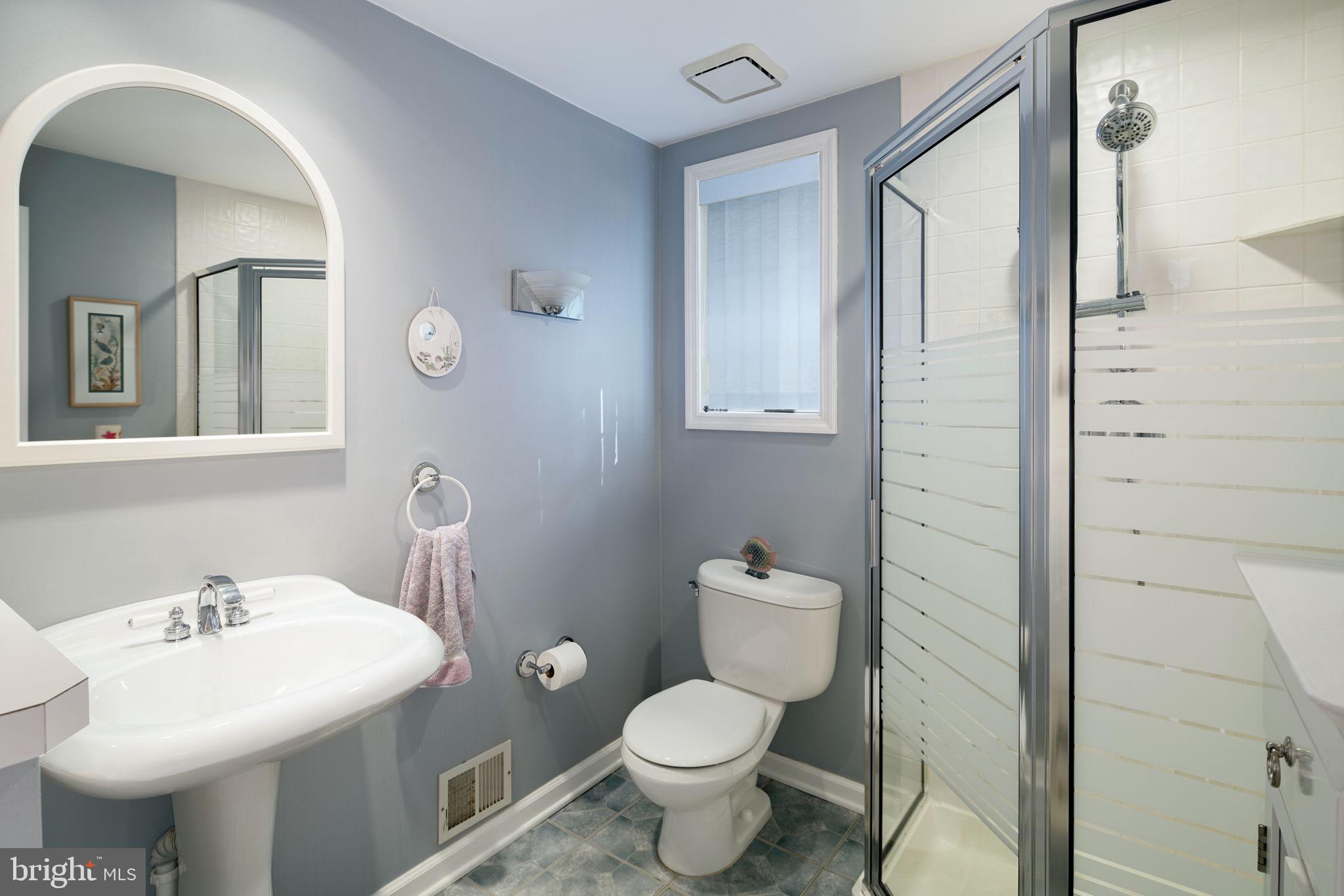 904 Knight Road Cherry Hill, NJ 08034 - Photo 15 of 40 Main floor full bath