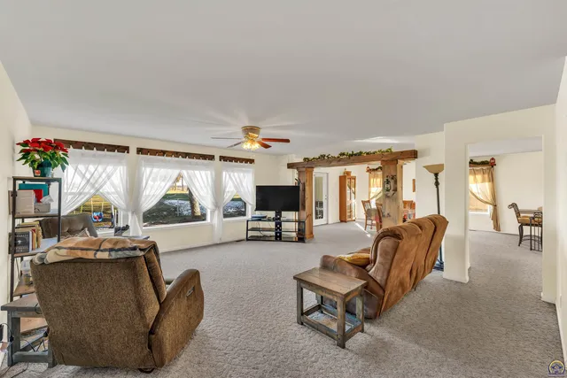 $259,900 | 6946 Southeast Berryton Road, Berryton, KS 66409