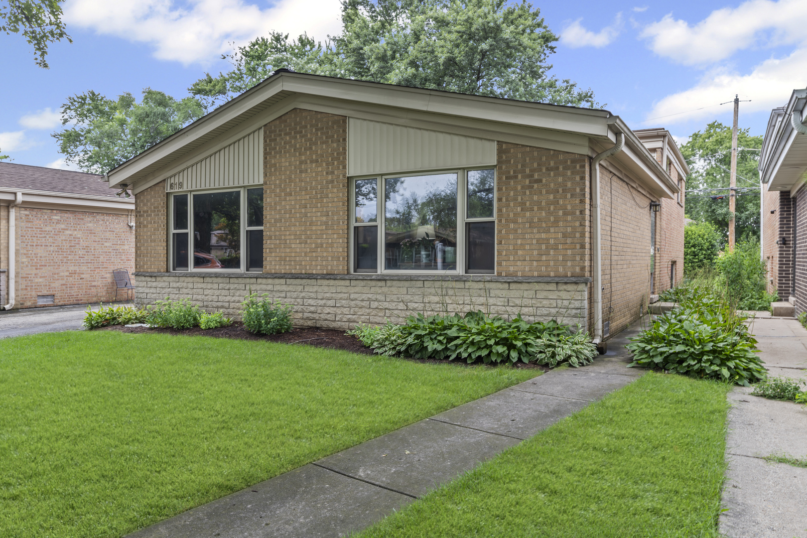 a view of front of a house with a yard
