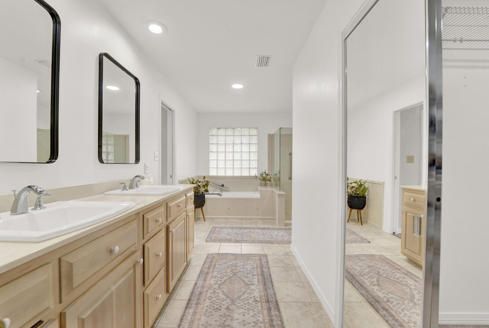 340 Ruckel Drive Niceville, FL 32578 - Photo 26 of 66 a bathroom with a double vanity sink and a mirror