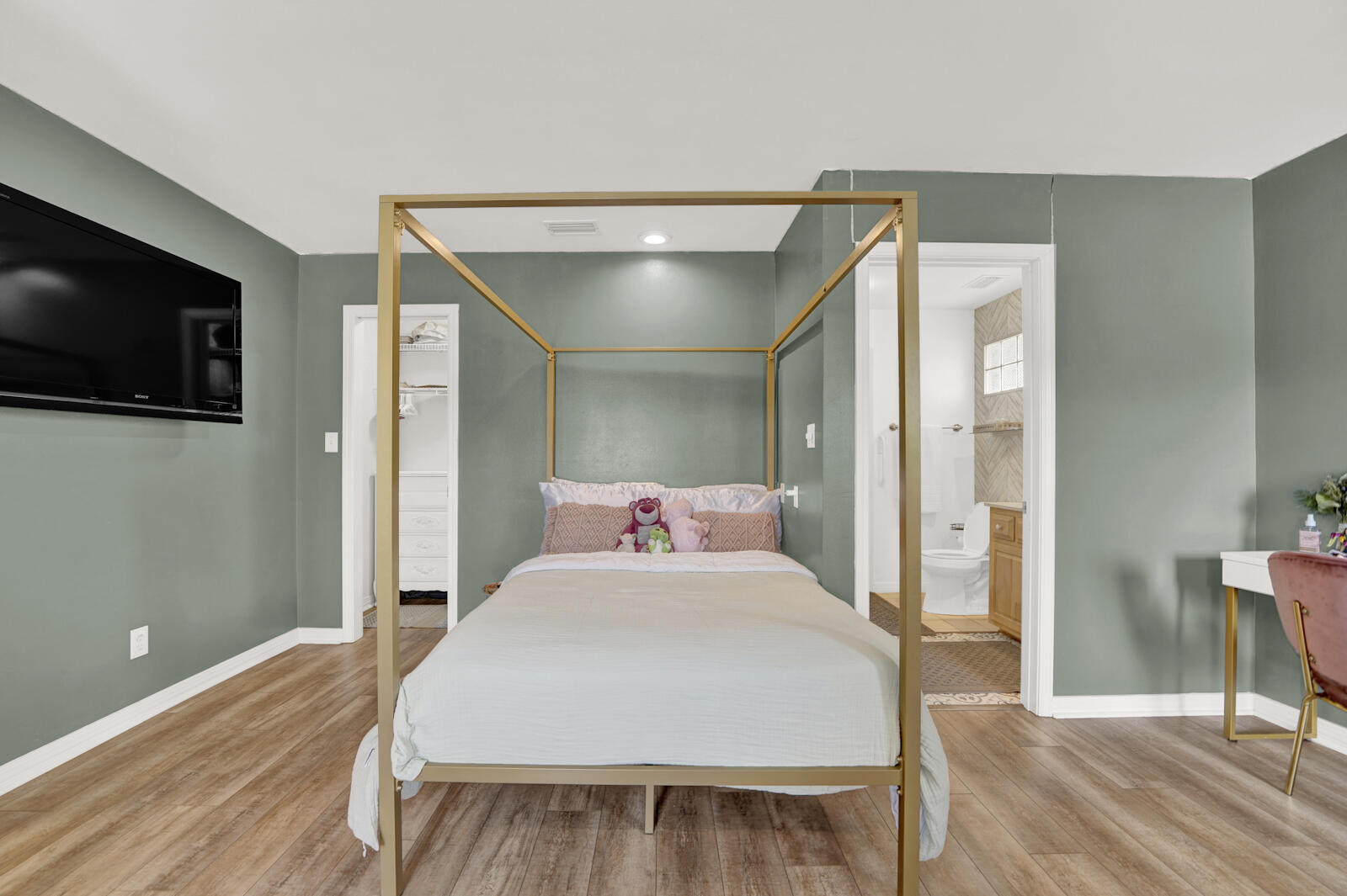 340 Ruckel Drive Niceville, FL 32578 - Photo 37 of 66 a bedroom with a bed and a flat screen tv