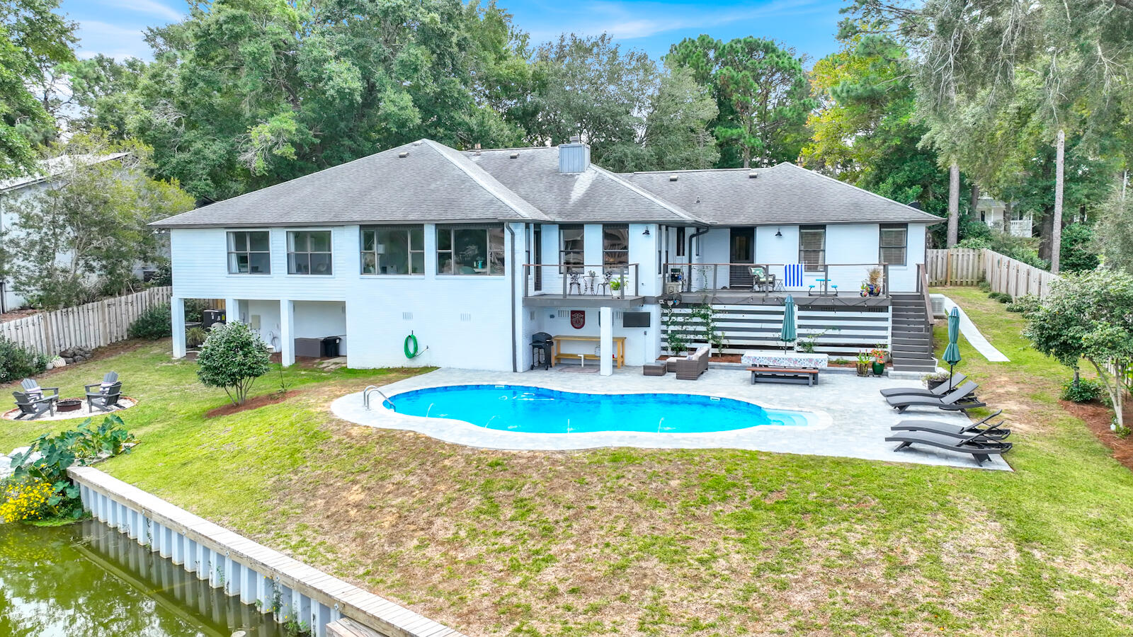 340 Ruckel Drive Niceville, FL 32578 - Photo 62 of 66 a front view of a house with garden