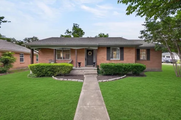 $2,300 | 105 South Weatherred Drive, Richardson, TX 75080