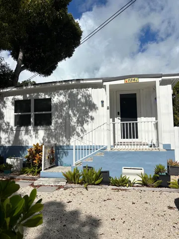 a view of entryway of the house