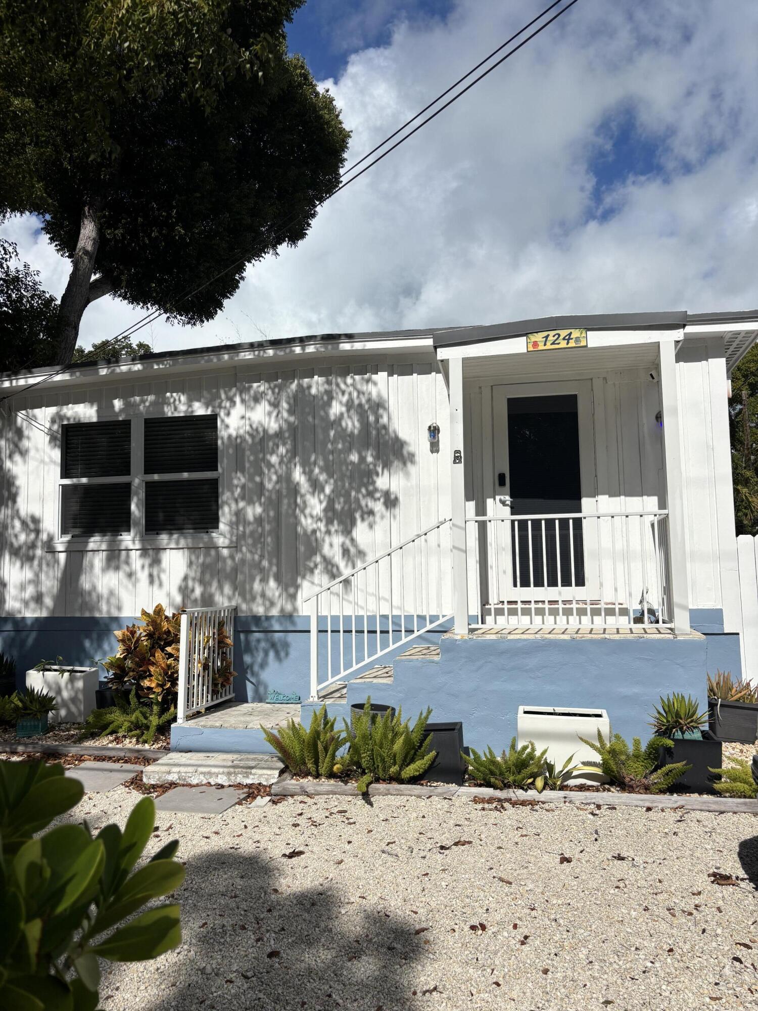 a view of entryway of the house