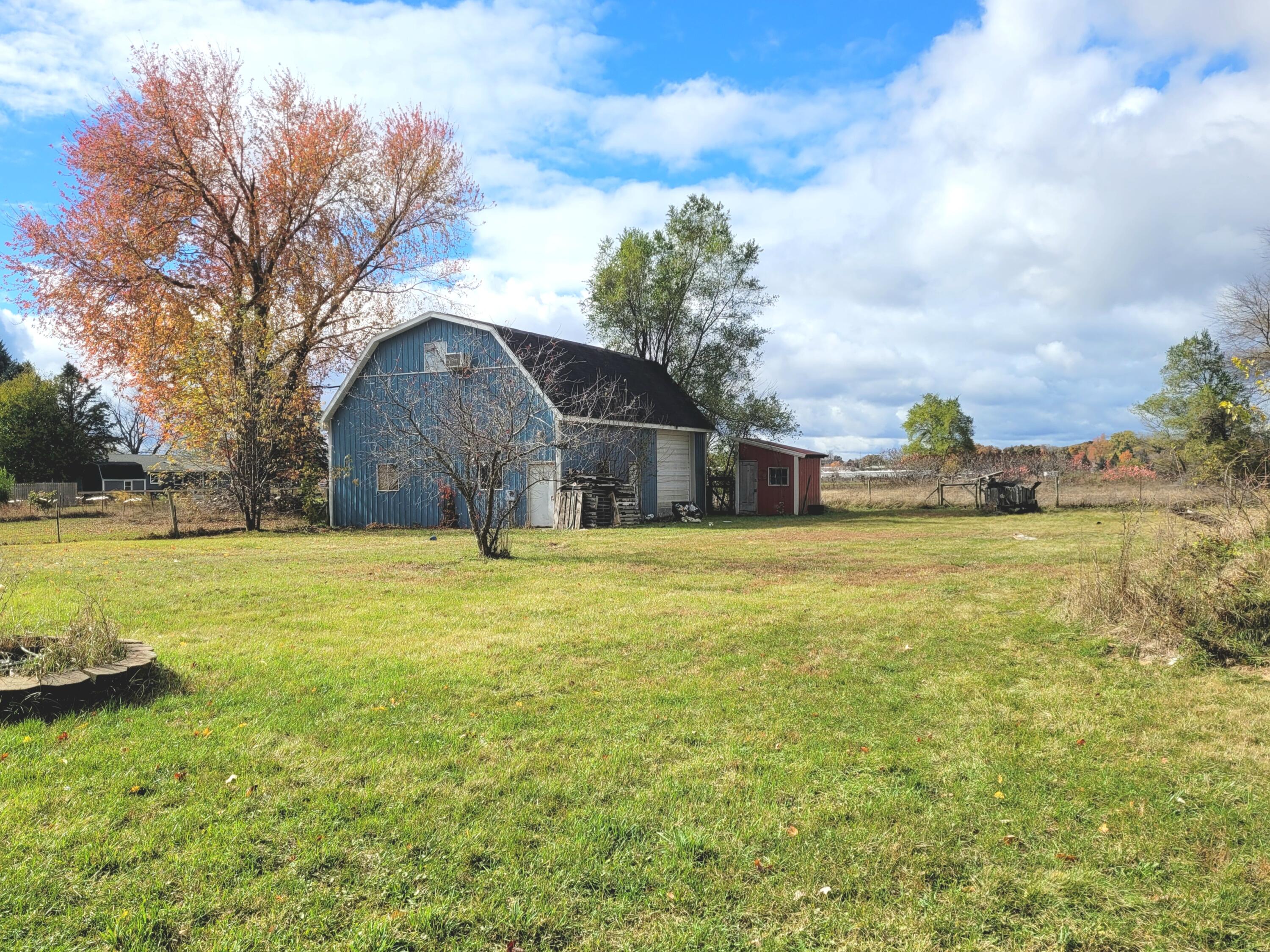 208 Plymouth Street Jackson, MI 49201 - Photo 3 of 3 Backyard with Barn