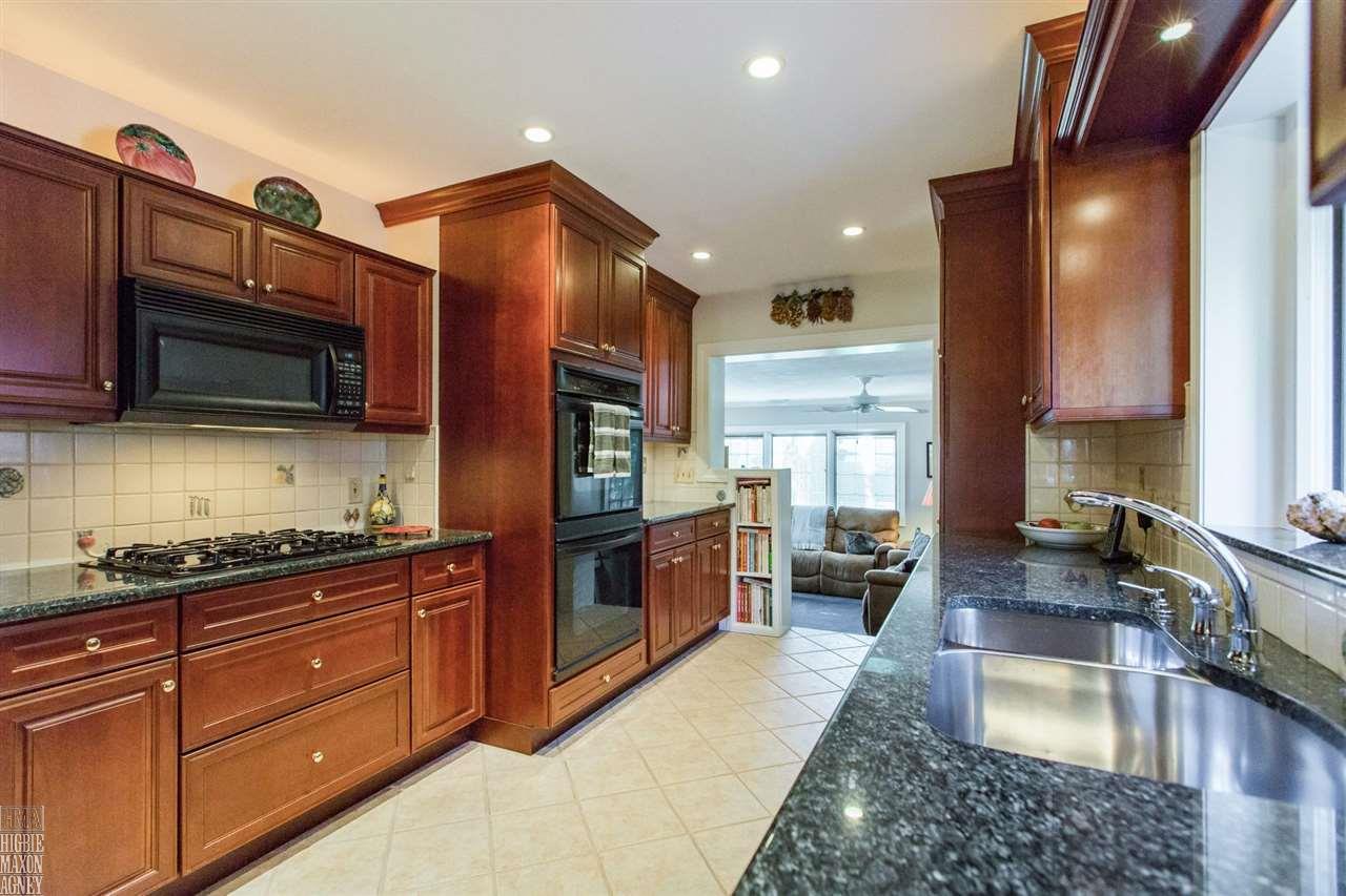 329 Ridgemont Road Grosse Pointe, MI 48236 - Photo 7 of 26 31332611-6.JPG